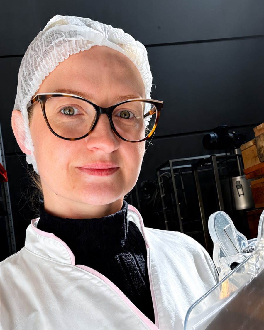 Clarissa Dresch em visita técnica a uma indústria de alimentos